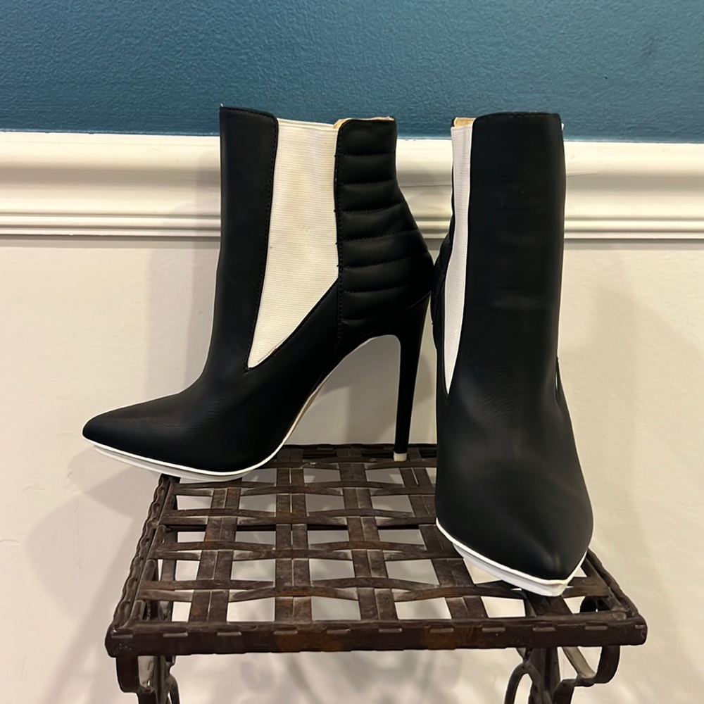 Never worn Gwen Stefani boots.